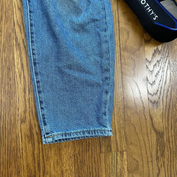 Levi's High Waisted Mom Jean Medium Wash - Picture 2 of 10